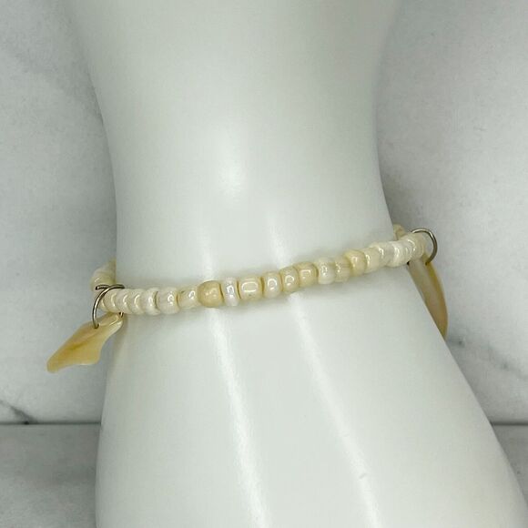 Shell Charm Beaded Stretch Bracelet - Picture 3 of 8
